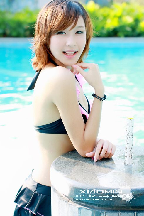 超纯女孩泳池嬉戏 美丽绝不逊于奶茶MM(图10)