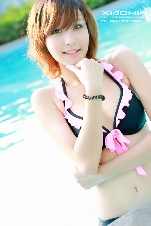 超纯女孩泳池嬉戏 美丽绝不逊于奶茶MM(图4)