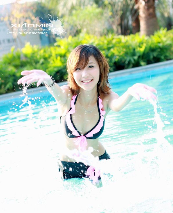 超纯女孩泳池嬉戏 美丽绝不逊于奶茶MM(图5)