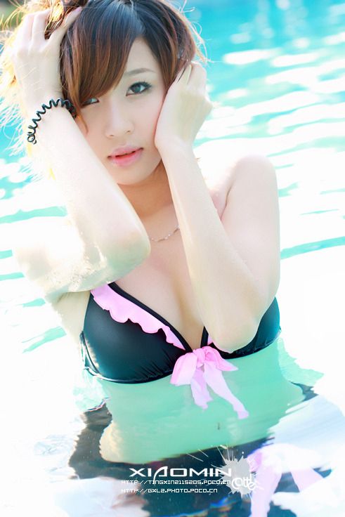 超纯女孩泳池嬉戏 美丽绝不逊于奶茶MM(图6)