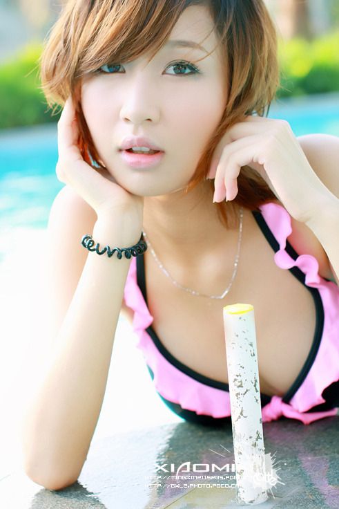 超纯女孩泳池嬉戏 美丽绝不逊于奶茶MM(图9)