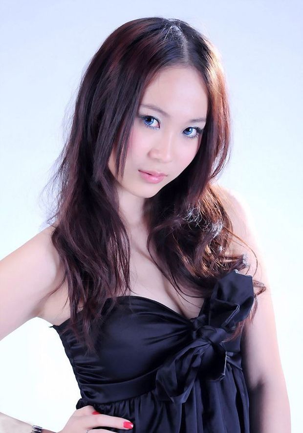 白皙丰满美女模特 蓝色美瞳靓丽逼人(图2)