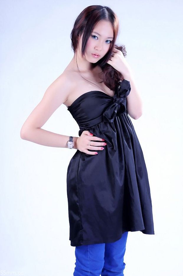 白皙丰满美女模特 蓝色美瞳靓丽逼人(图3)