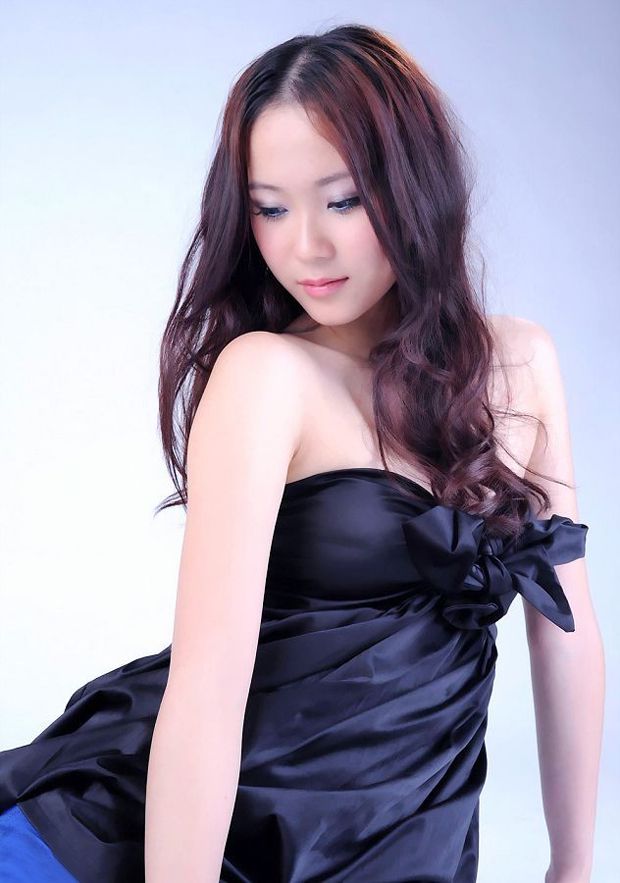 白皙丰满美女模特 蓝色美瞳靓丽逼人(图5)