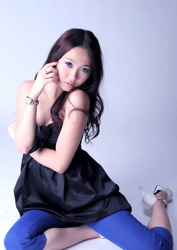 白皙丰满美女模特 蓝色美瞳靓丽逼人(图8)