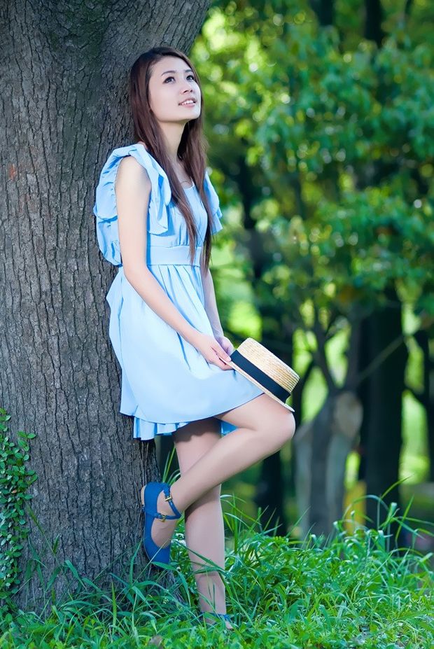 花样养眼美少女身穿蓝色裙子 很迷人(图2)