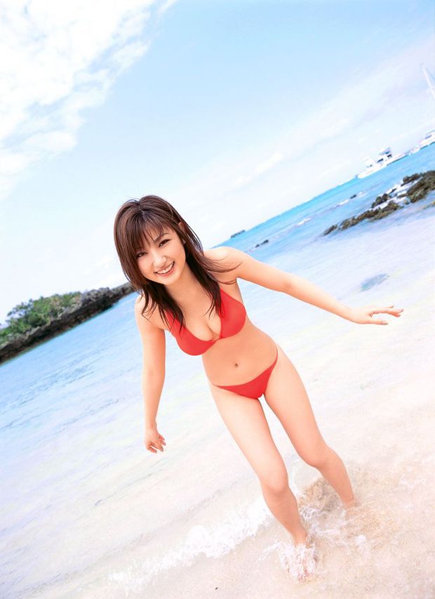 清纯爽朗、丰满俏丽的泳装MM海滩秀身材(图2)