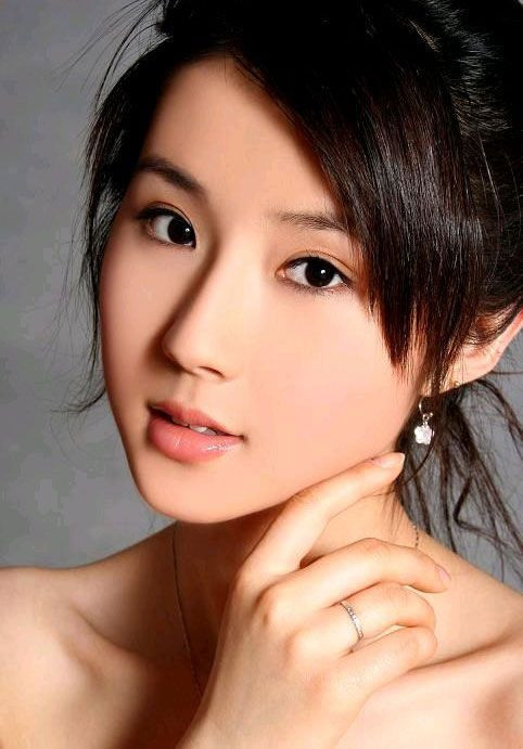 气质美女淡淡拍戏着装也很美(图2)