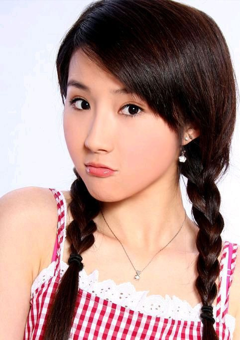 气质美女淡淡拍戏着装也很美(图5)