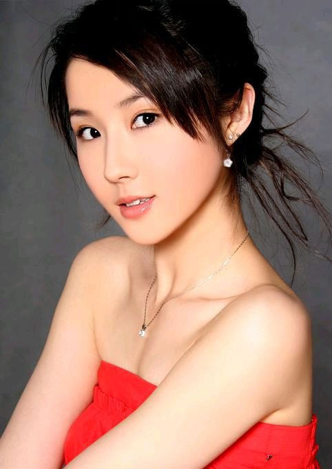 气质美女淡淡拍戏着装也很美(图6)