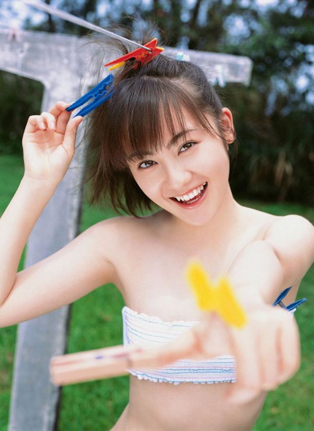 蓝色海滩阳光下的极品美体少女(图13)