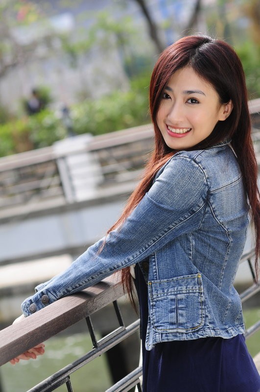 至纯少女牛仔装笑容很迷人(图2)