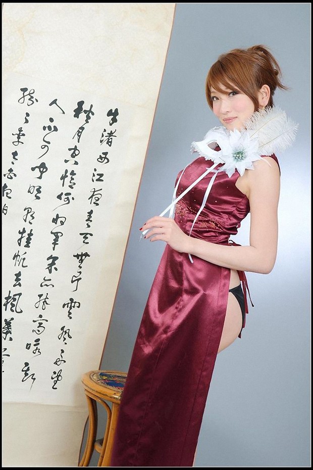 气质女郎红色旗袍装露美腿(图2)