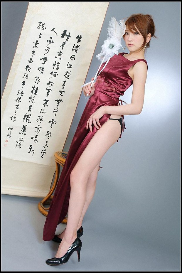 气质女郎红色旗袍装露美腿(图5)