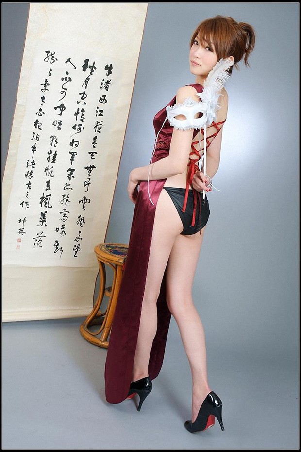 气质女郎红色旗袍装露美腿(图9)