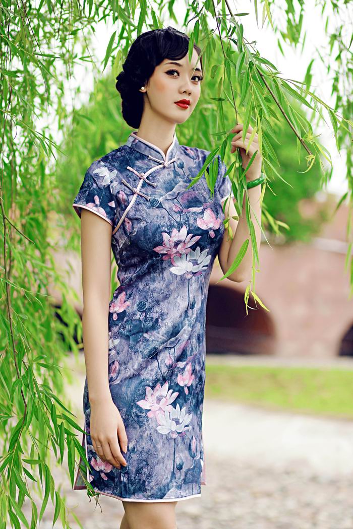 雨后荷塘青丝旗袍美人美江南(图6)