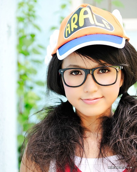 眼镜女生可爱纯真记忆(图1)