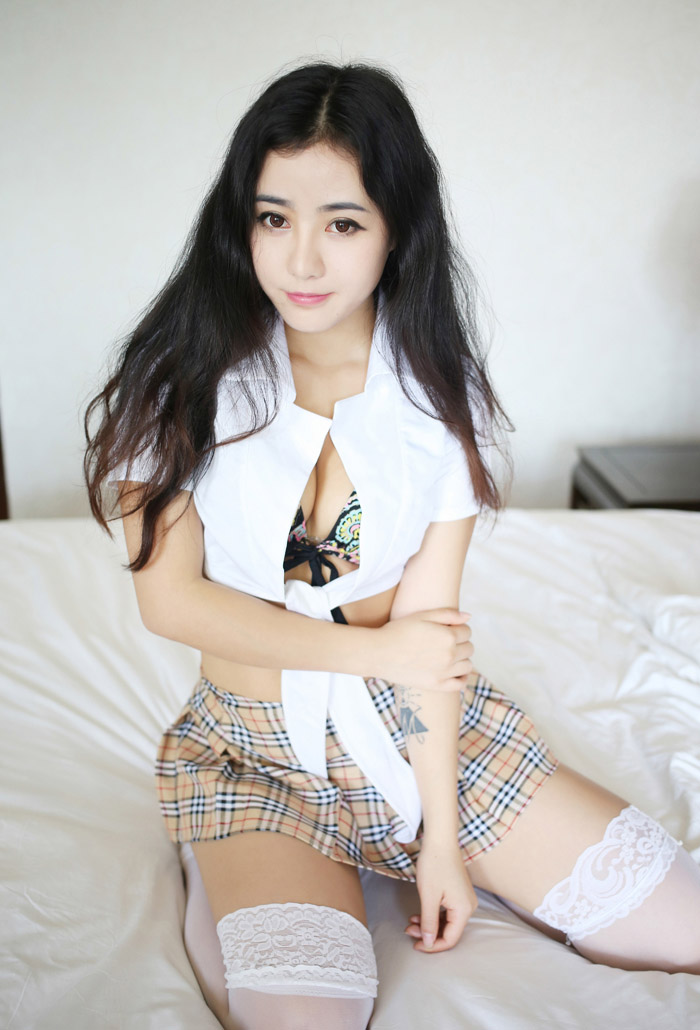 极品美女玛鲁娜精彩演绎制服诱惑(图19)