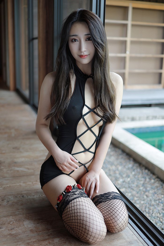 池边女神林子欣黑丝网袜半露美乳(图34)