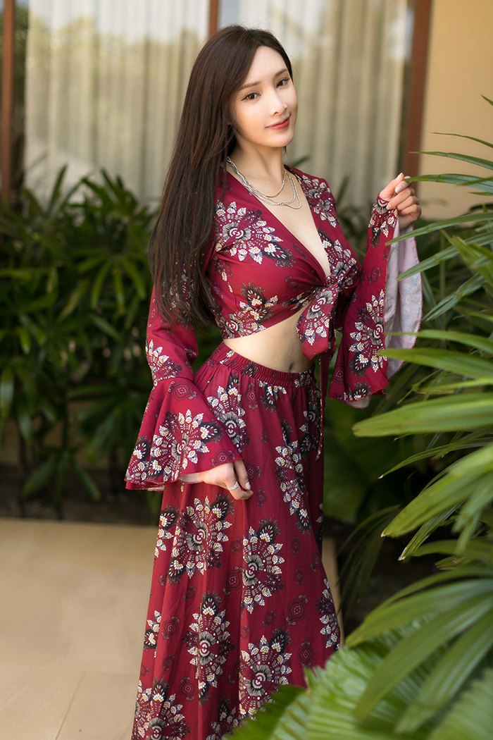 风情丽娘周妍希绝美深沟不经意露出(图34)