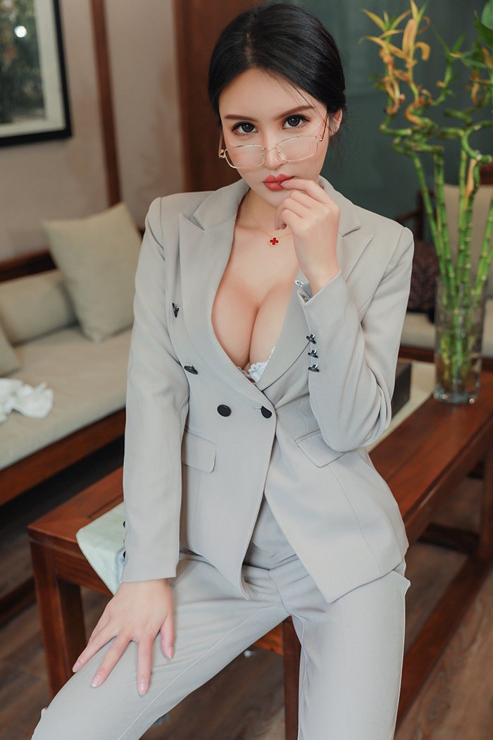 极品小秘书Emily无内丝袜包臀露酥胸(图9)