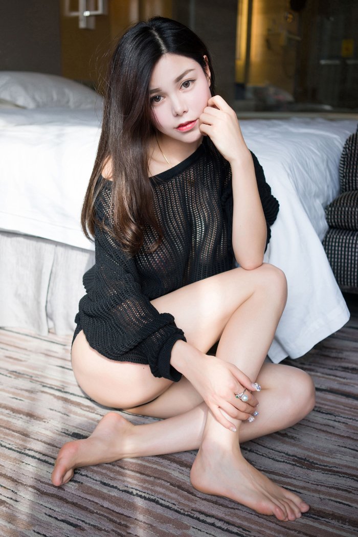 少妇沈佳熹黑白透视装美乳依稀可见(图31)