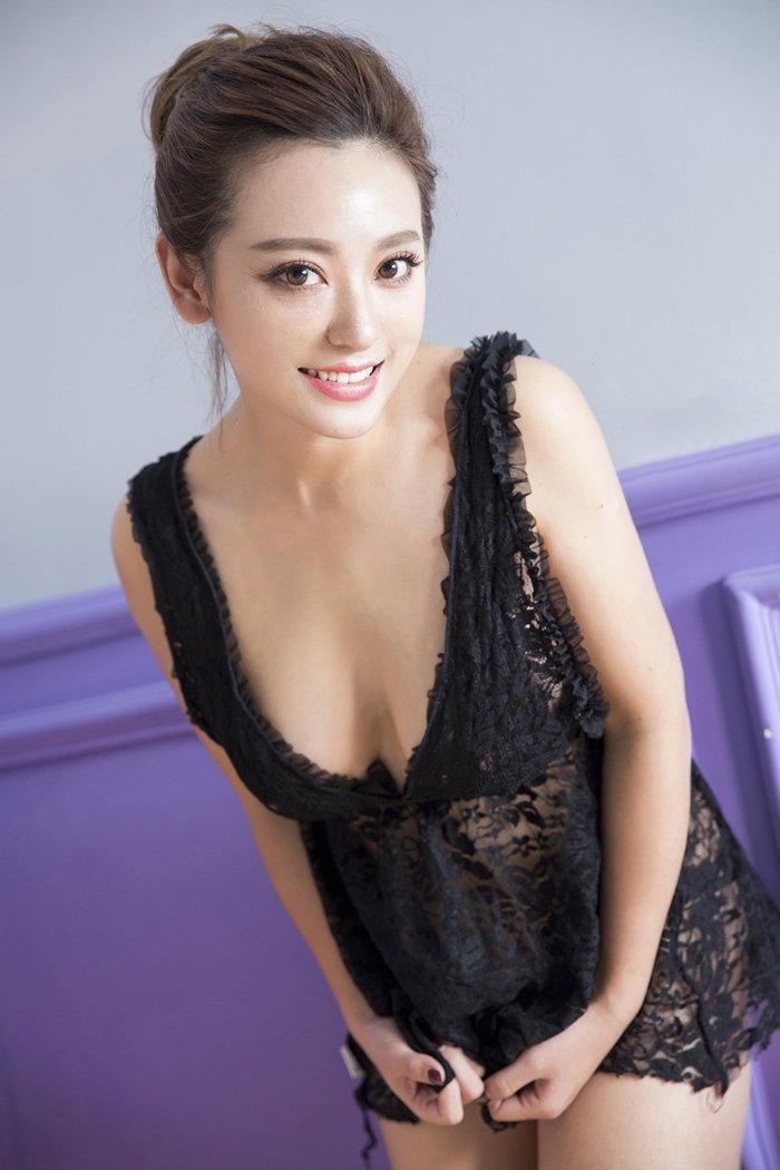 人妻何曼丽黑色情趣连体内衣秀(图26)