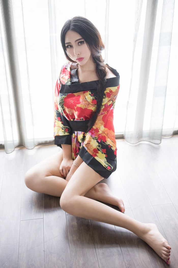 纹身女郎孟狐狸一身骚红赚足你眼球(图23)