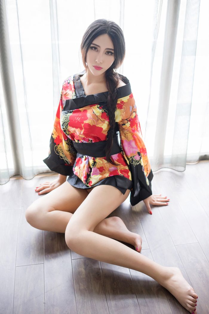 纹身女郎孟狐狸一身骚红赚足你眼球(图24)