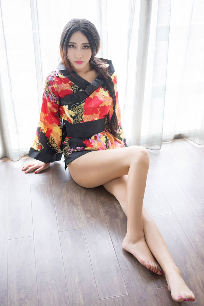 纹身女郎孟狐狸一身骚红赚足你眼球(图25)