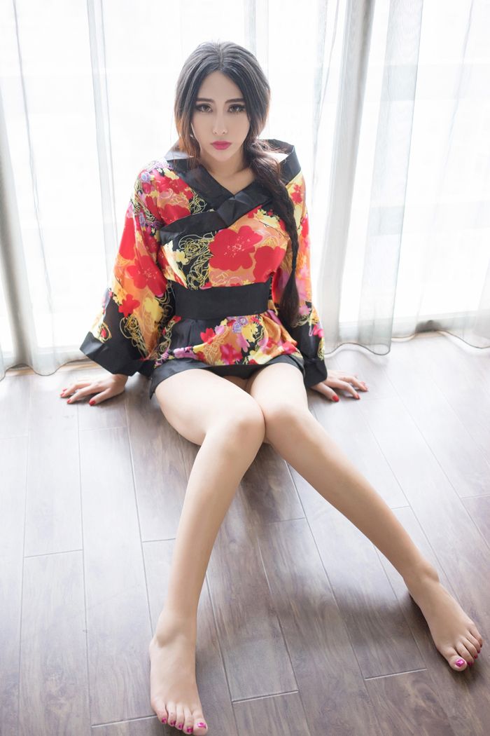 纹身女郎孟狐狸一身骚红赚足你眼球(图26)