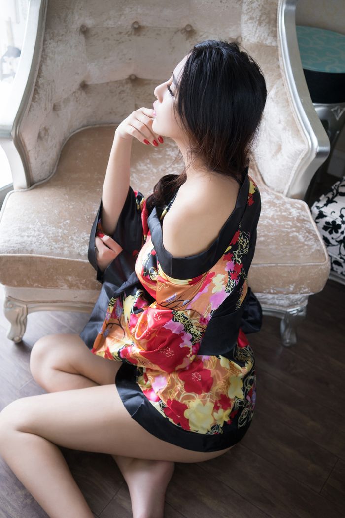 纹身女郎孟狐狸一身骚红赚足你眼球(图32)