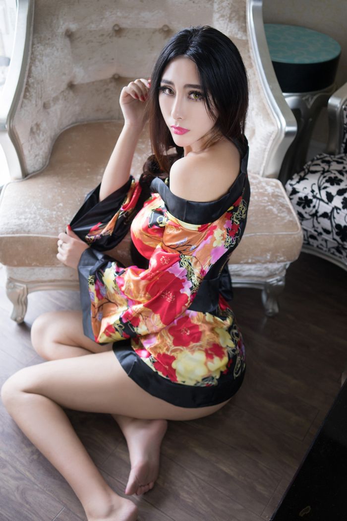 纹身女郎孟狐狸一身骚红赚足你眼球(图33)