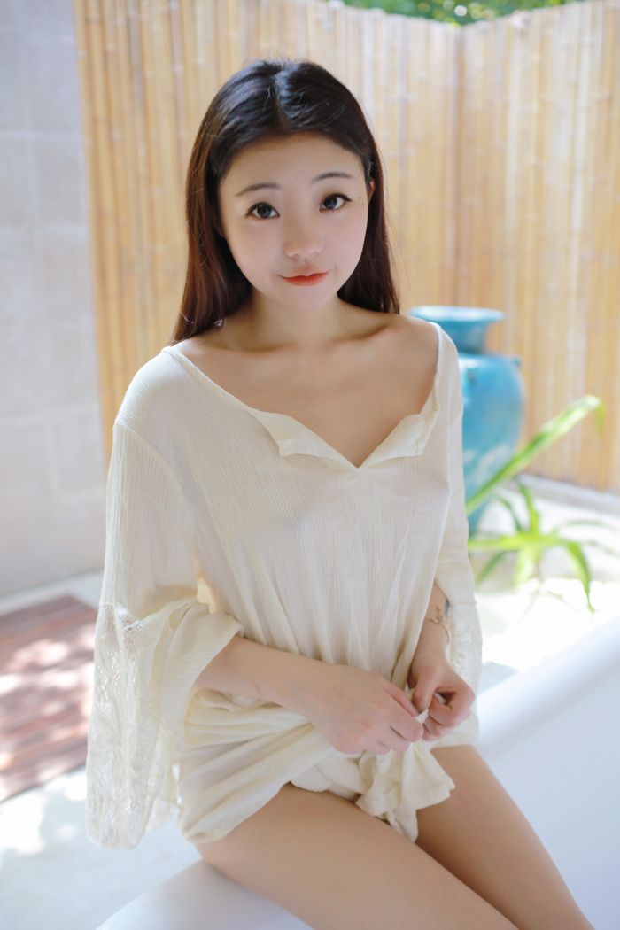 激凸小萝莉佘贝拉外拍玩透视看点足(图12)