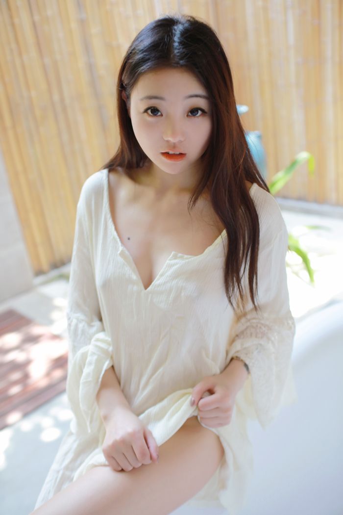 激凸小萝莉佘贝拉外拍玩透视看点足(图3)