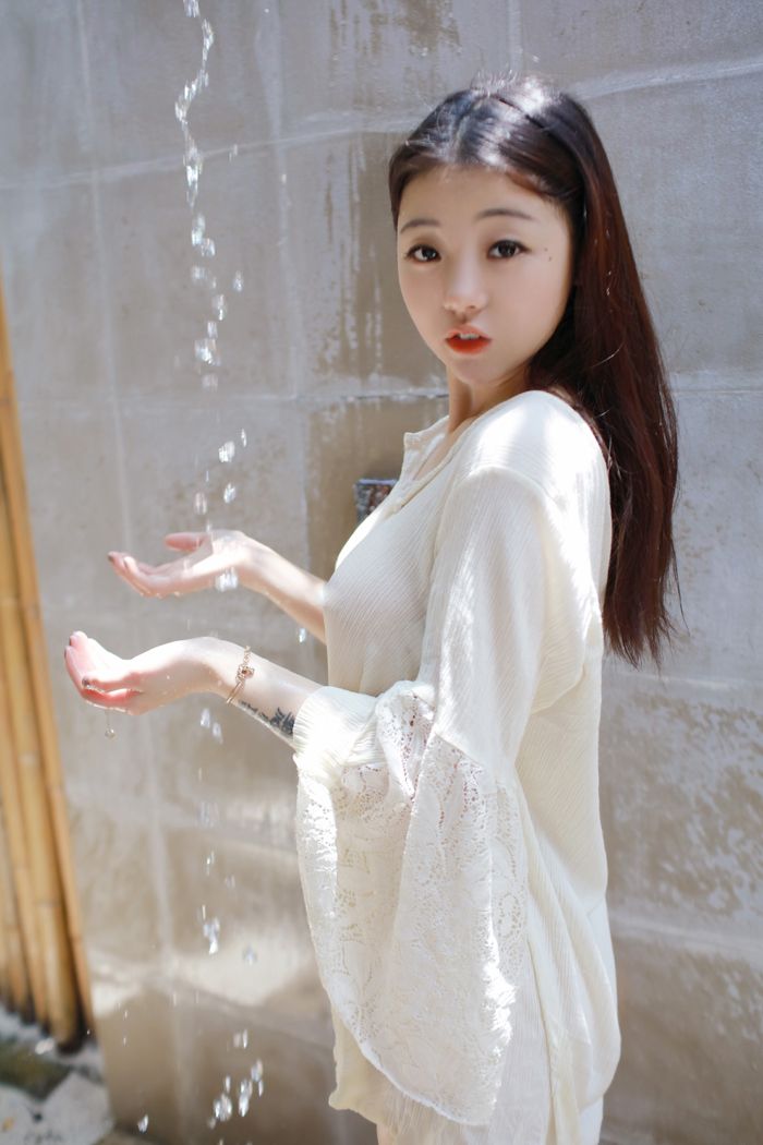 激凸小萝莉佘贝拉外拍玩透视看点足(图39)