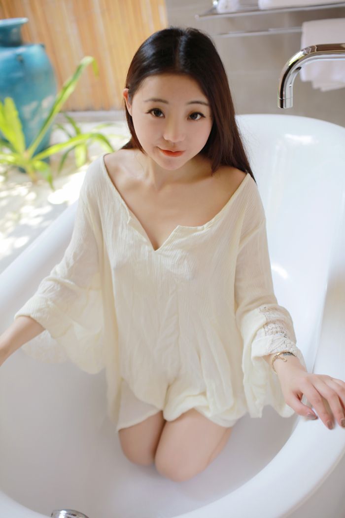 激凸小萝莉佘贝拉外拍玩透视看点足(图8)