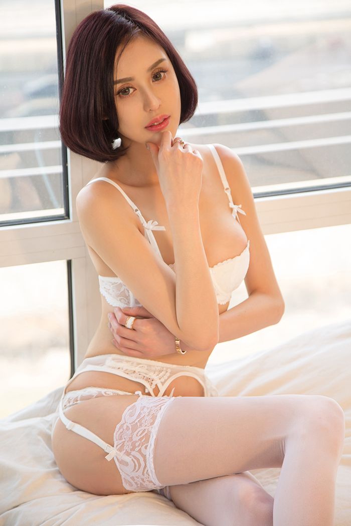 美臀尤物沐伊在家睡衣半敞酥胸半露(图20)