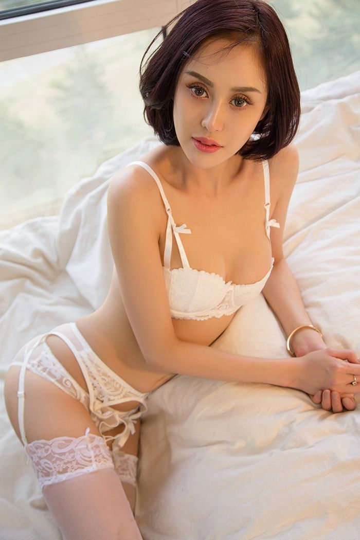 美臀尤物沐伊在家睡衣半敞酥胸半露(图36)