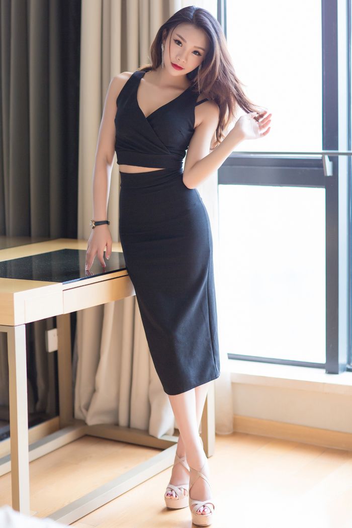 翘臀女神Tina黑色比基尼秀魔鬼身材(图10)