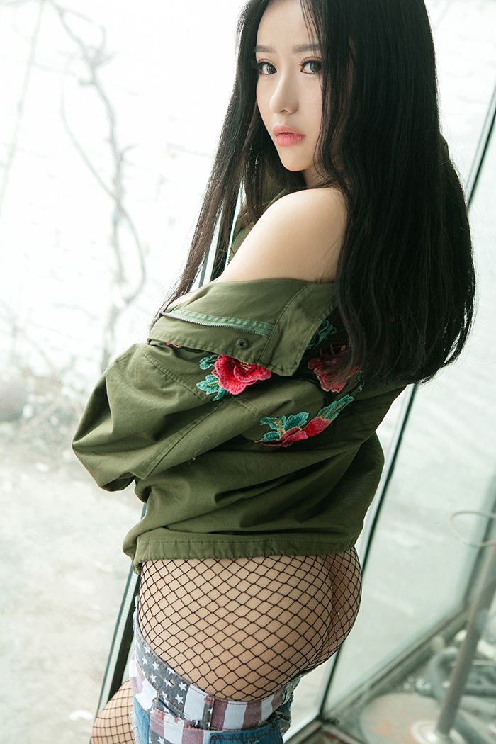 热裤辣妹倪叶腾包臀渔网袜双乳嫩白(图16)