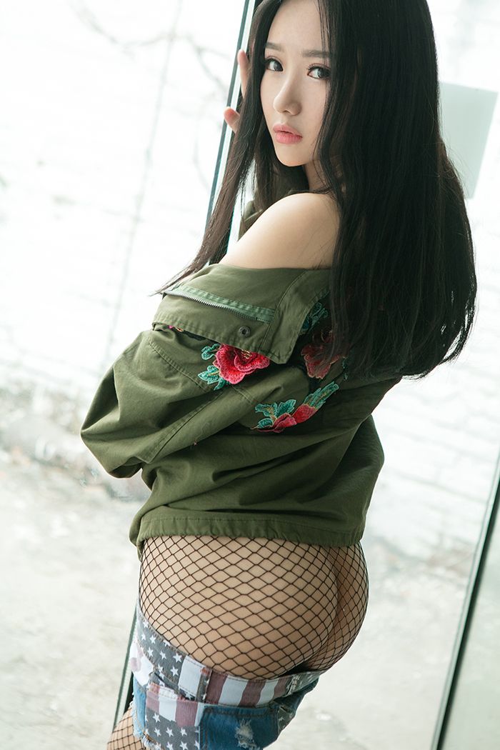 热裤辣妹倪叶腾包臀渔网袜双乳嫩白(图17)