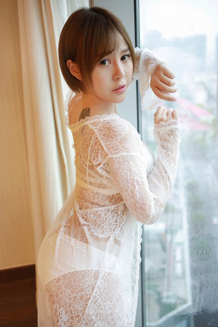 女神艾莉镂空内衣酥胸大露很吸睛(图8)