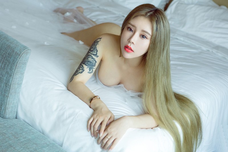 绝色尤物爱丽莎金色比基尼玩湿身(图36)