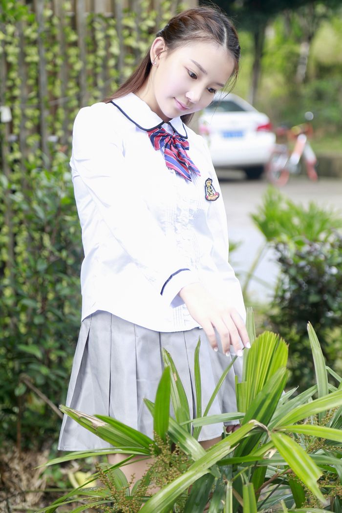 清纯学妹琪琪半裸白丝演绎制服诱惑(图3)