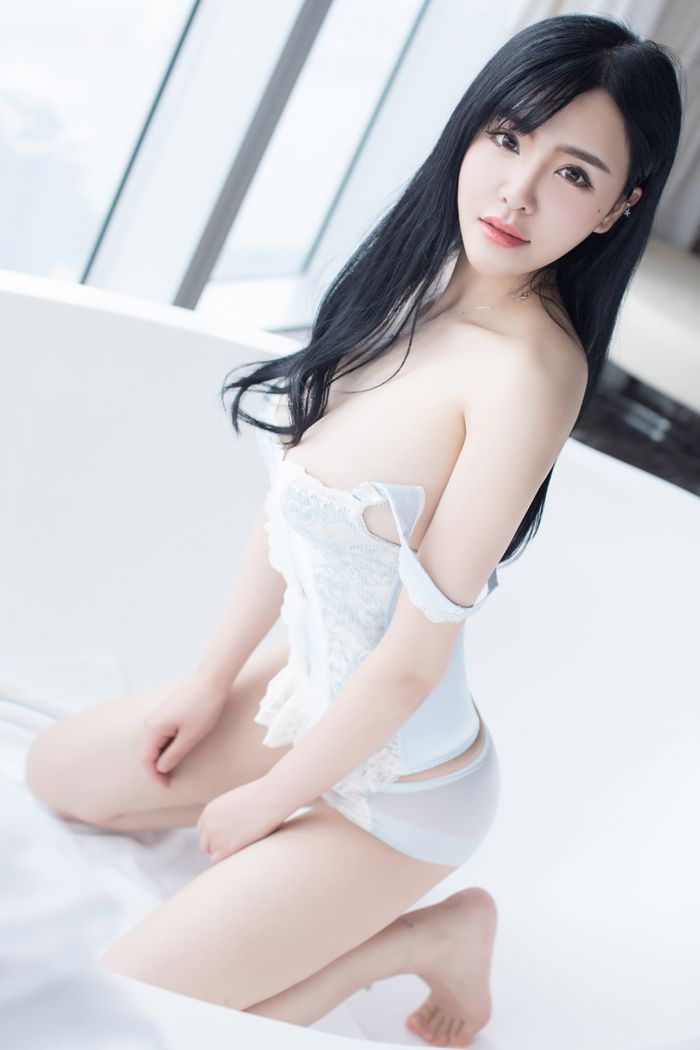 童颜妹子刘钰儿双峰高耸酥胸半露(图30)