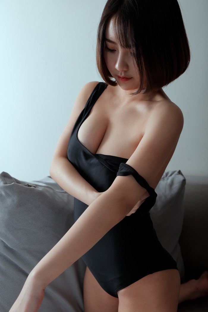 小魔女奈奈沙发上全裸出镜诱惑足(图18)