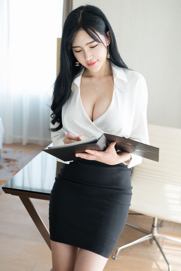 职场女秘刘钰儿性感OL装妩媚妖娆(图5)