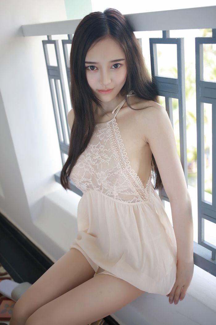 模范女神唐琪儿透视短裙美乳依稀可见(图14)