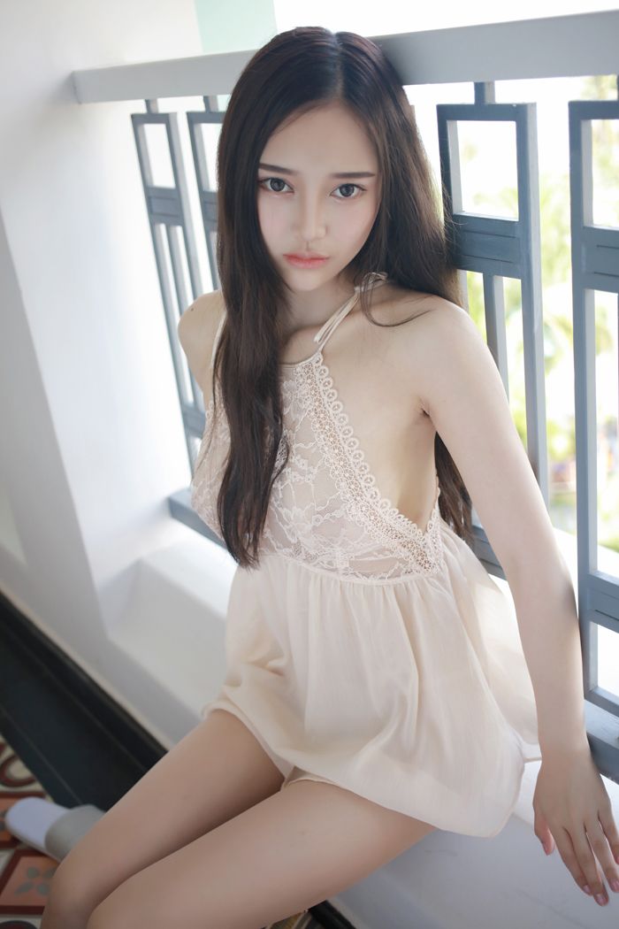 模范女神唐琪儿透视短裙美乳依稀可见(图15)